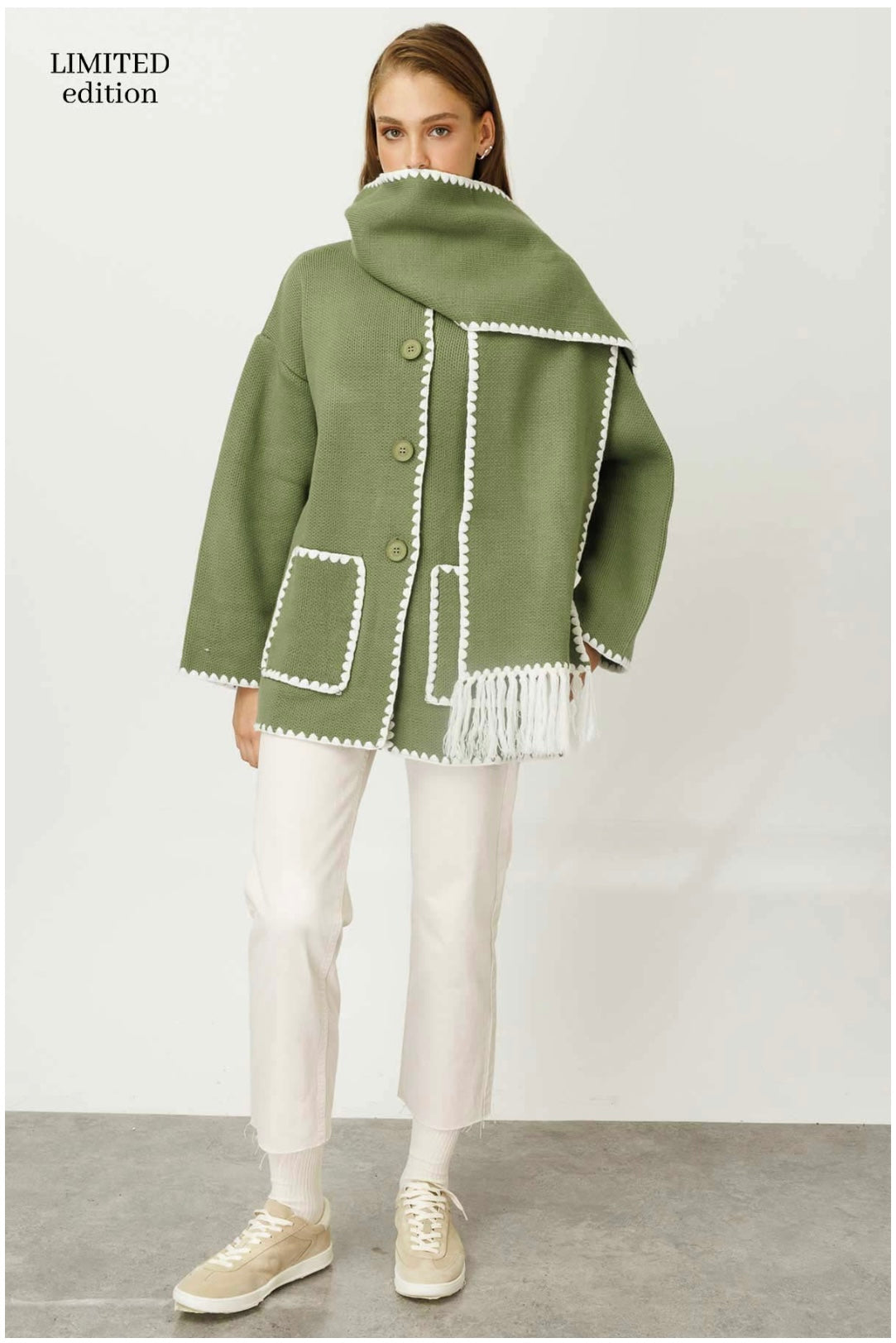 STRICKJACKE MIT SCHALKRAGENPASPEL