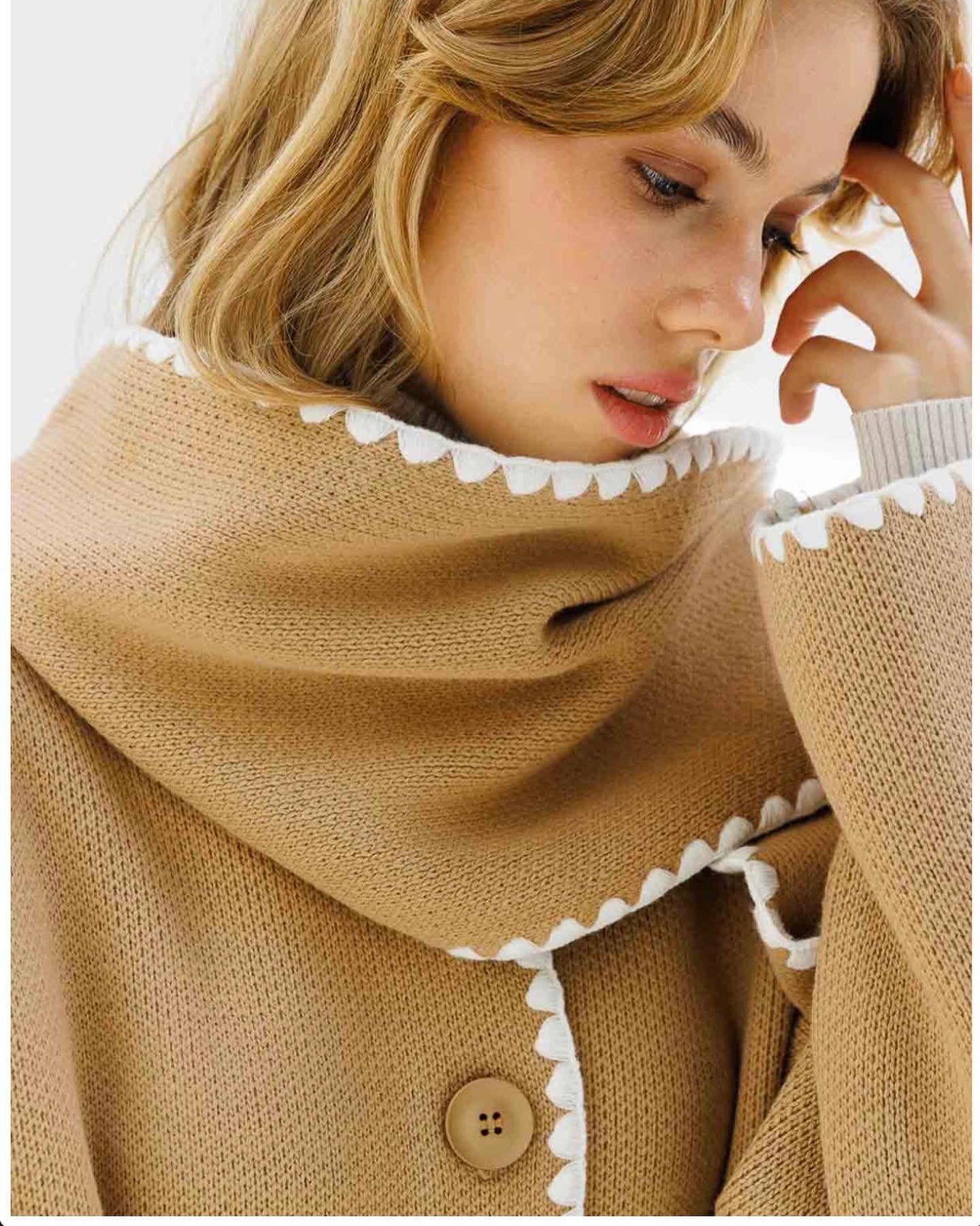 STRICKJACKE MIT SCHALKRAGENPASPEL