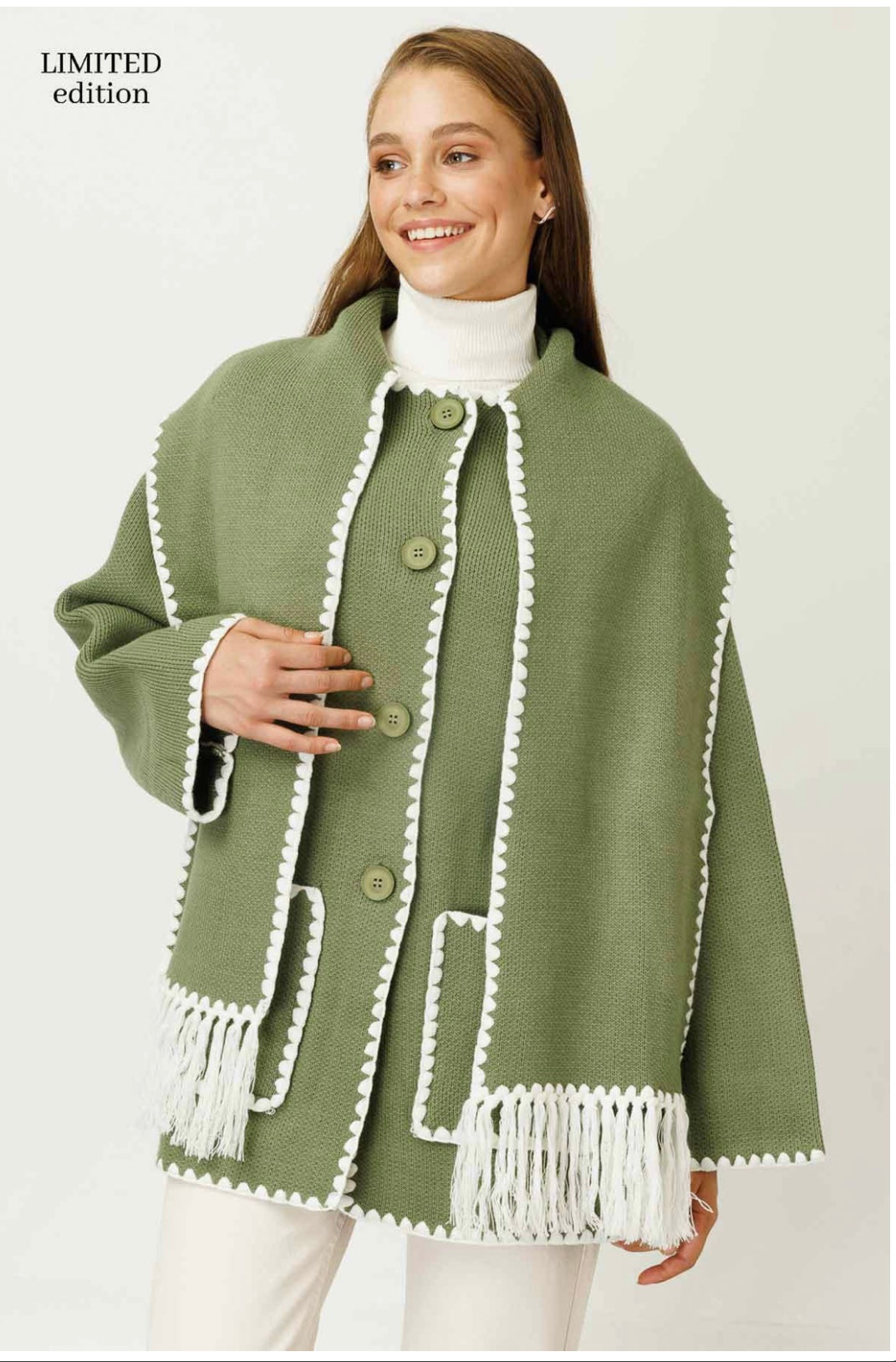 STRICKJACKE MIT SCHALKRAGENPASPEL