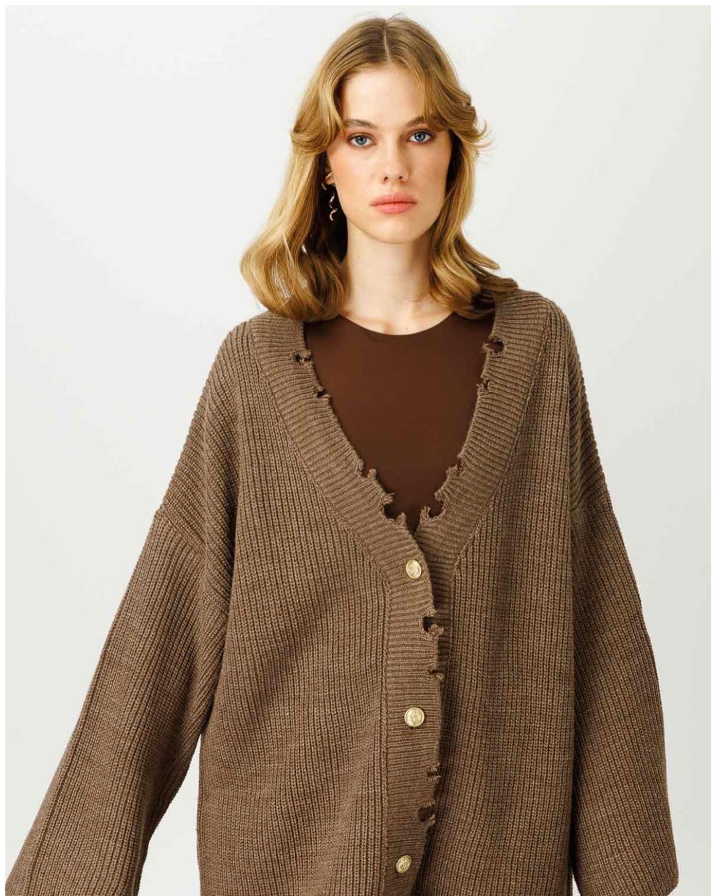 ZERLUMPT AUSSEHENDE STRICKJACKE
