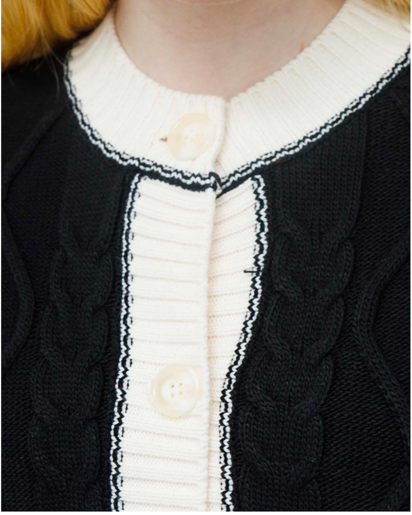 GESTREIFTE HAAR-ZOPF-STRICKJACKE