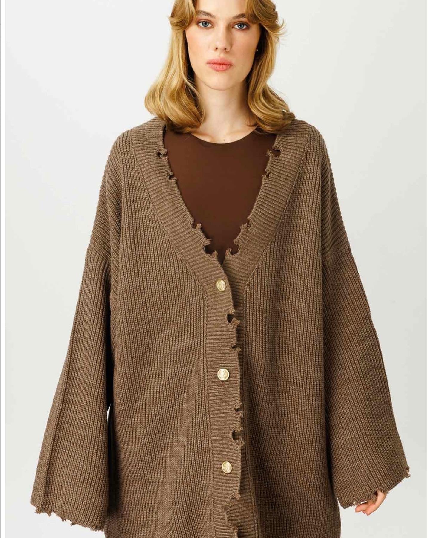 ZERLUMPT AUSSEHENDE STRICKJACKE