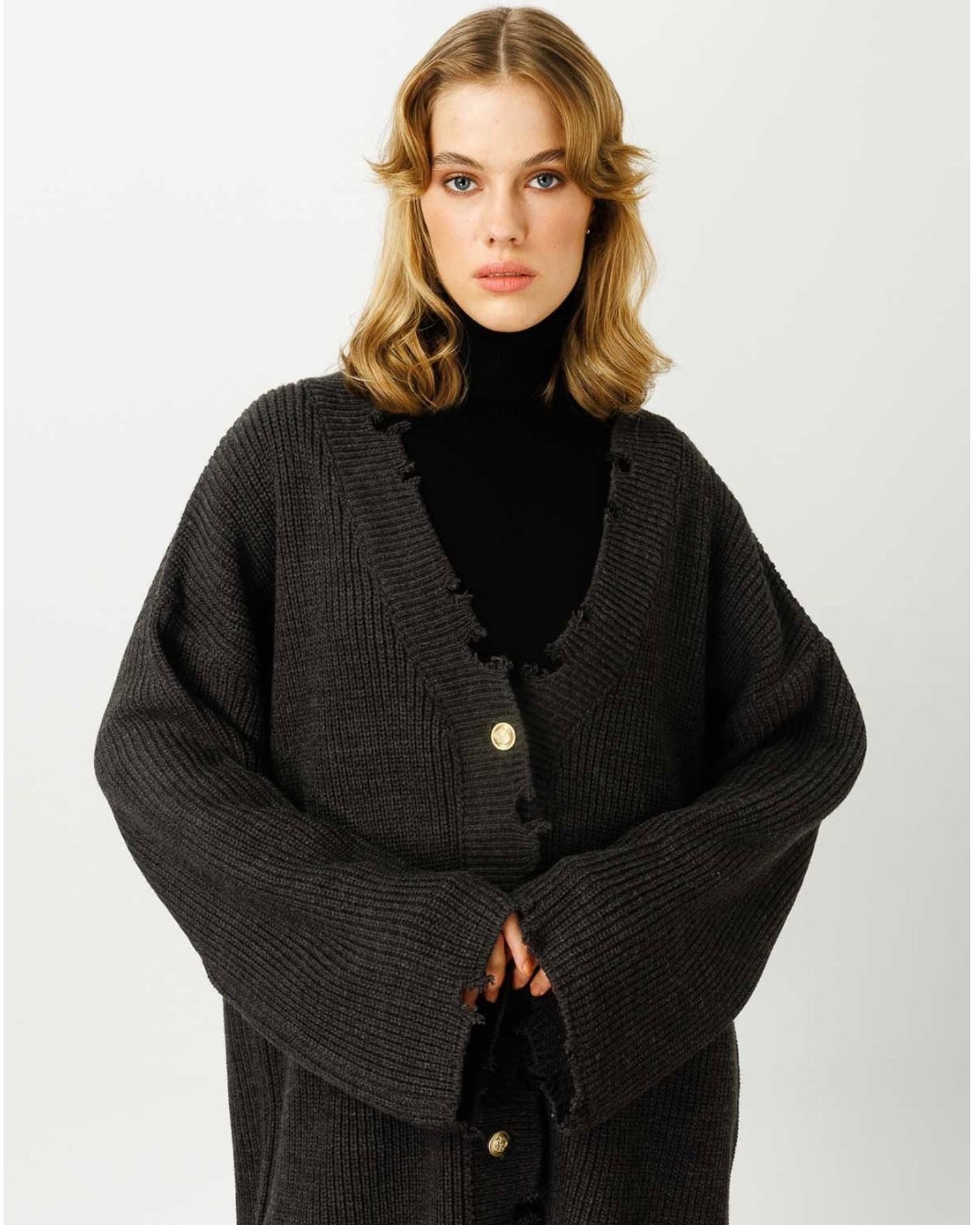 ZERLUMPT AUSSEHENDE STRICKJACKE
