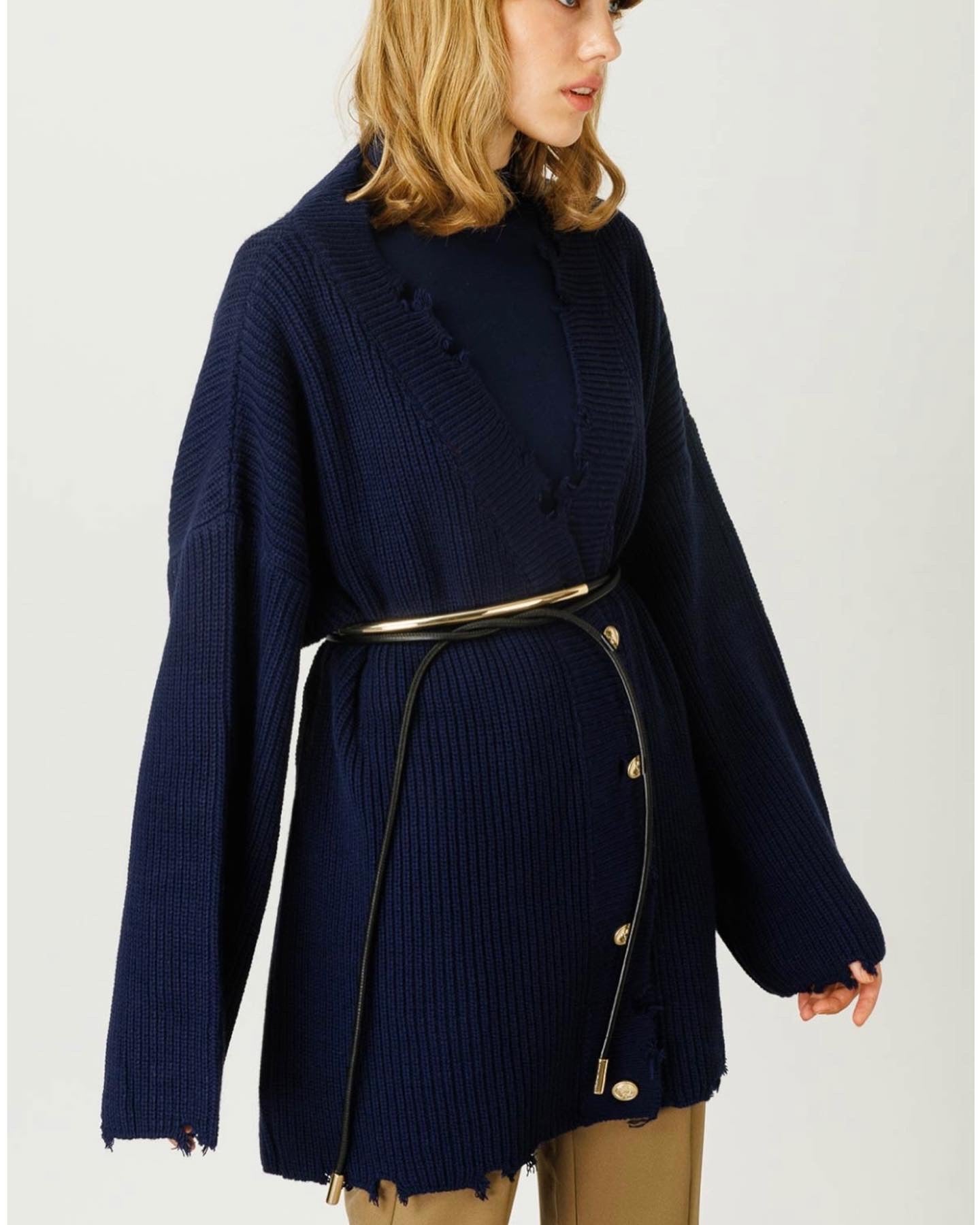 ZERLUMPT AUSSEHENDE STRICKJACKE