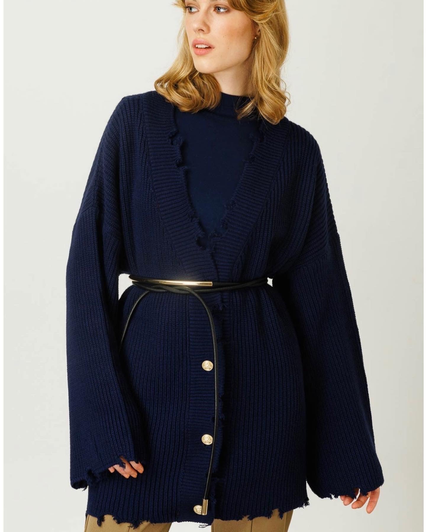 ZERLUMPT AUSSEHENDE STRICKJACKE