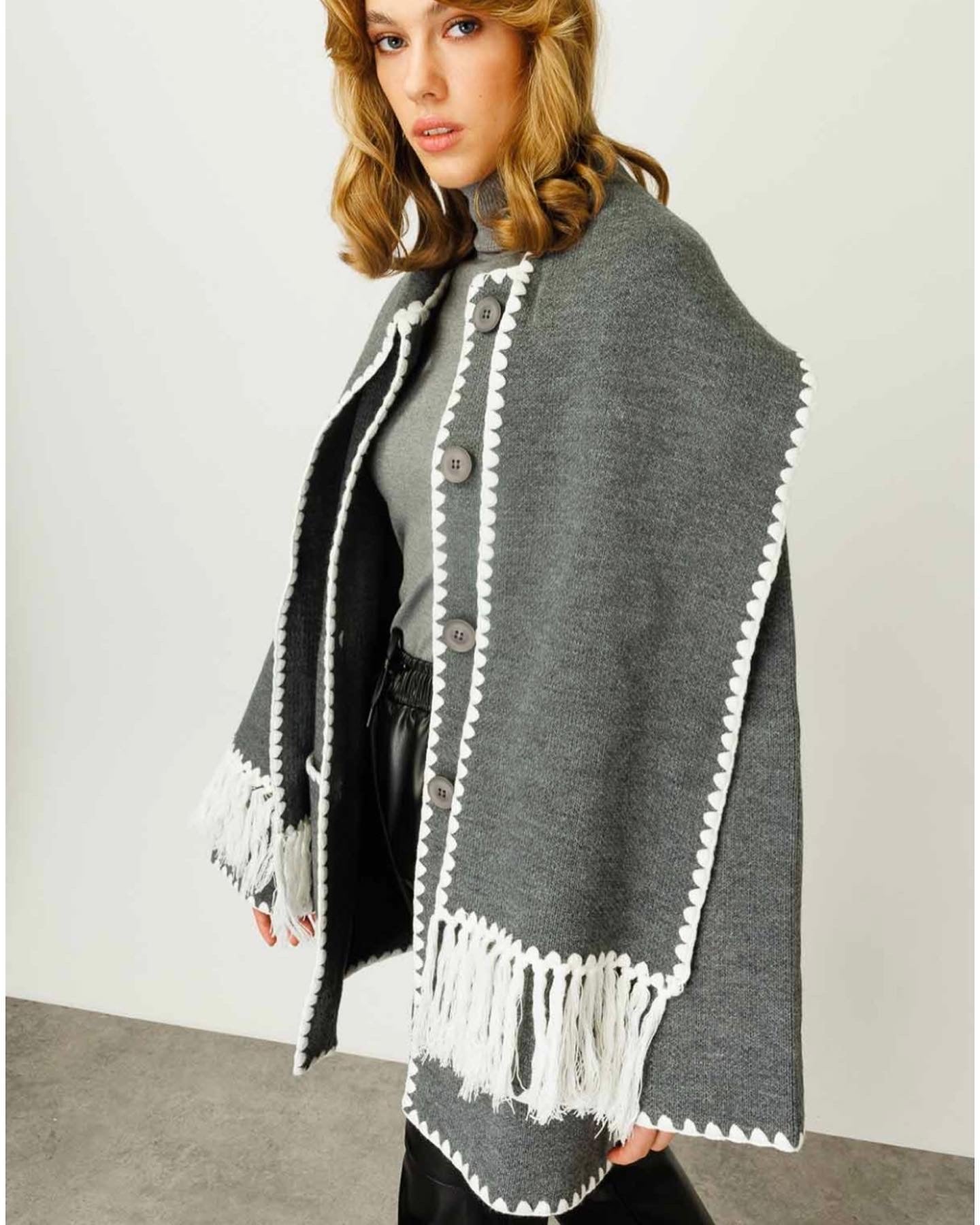 STRICKJACKE MIT SCHALKRAGENPASPEL
