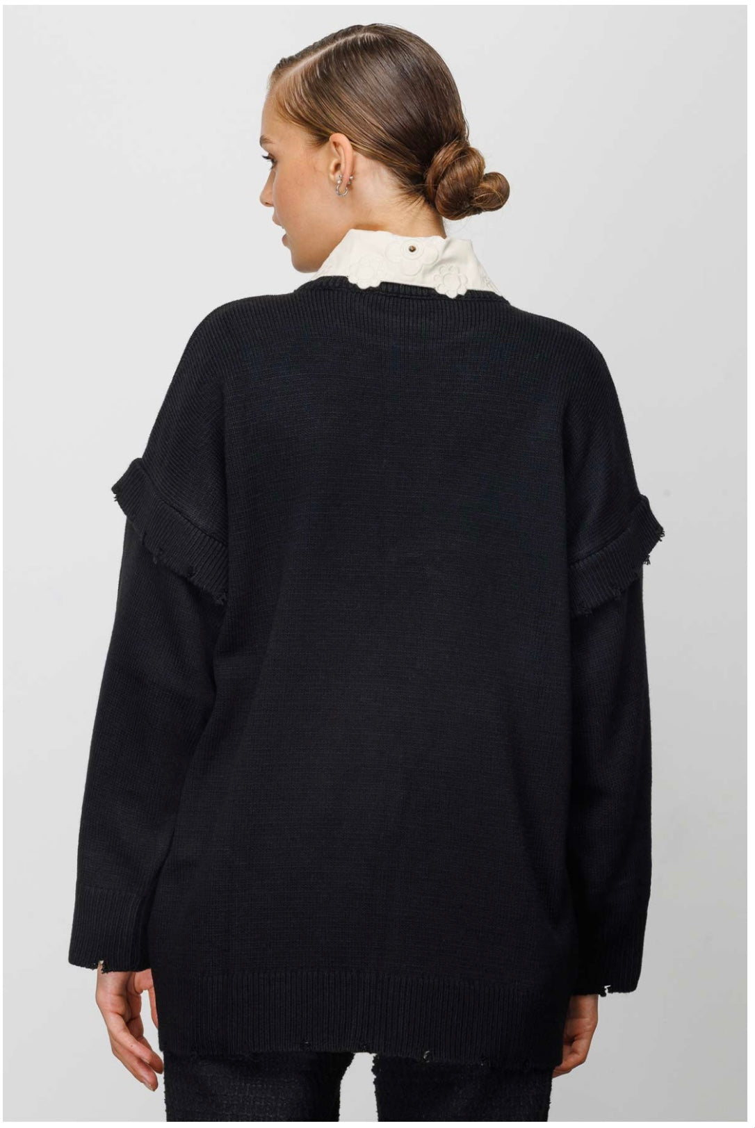 PULLOVER MIT ZERRISSENEM DETAIL