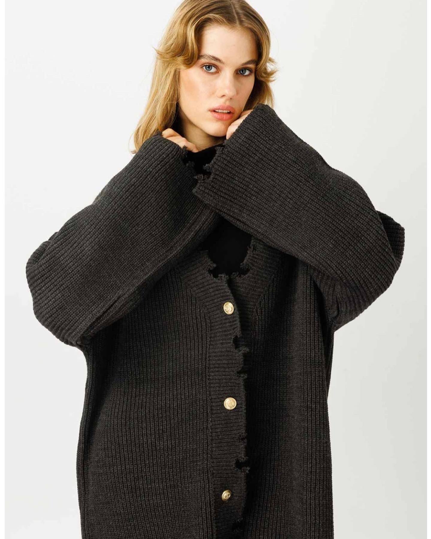 ZERLUMPT AUSSEHENDE STRICKJACKE