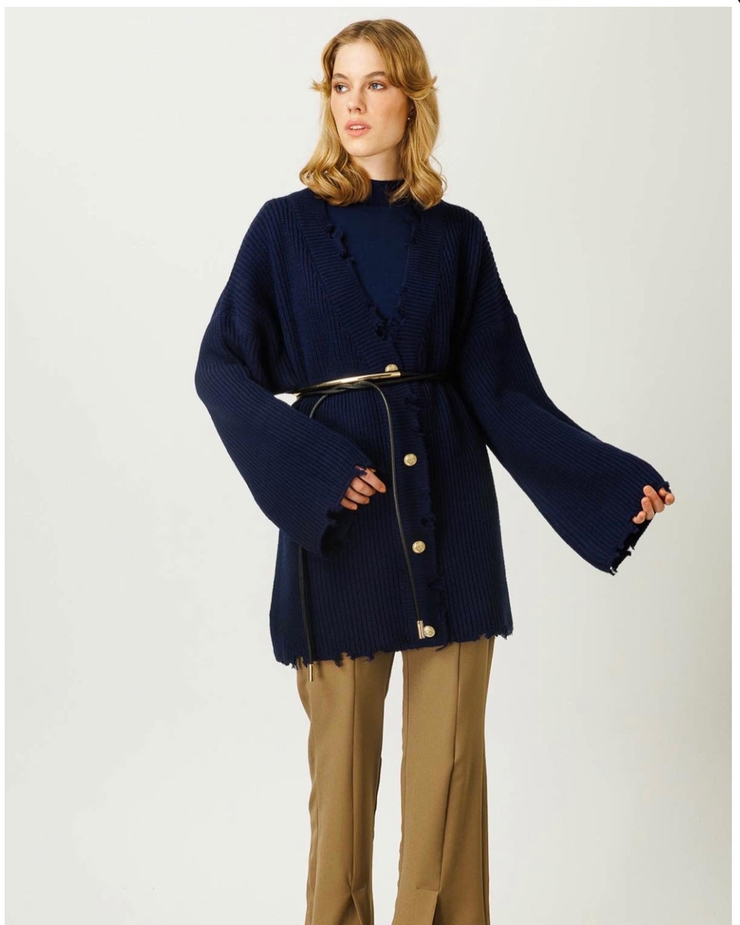 ZERLUMPT AUSSEHENDE STRICKJACKE