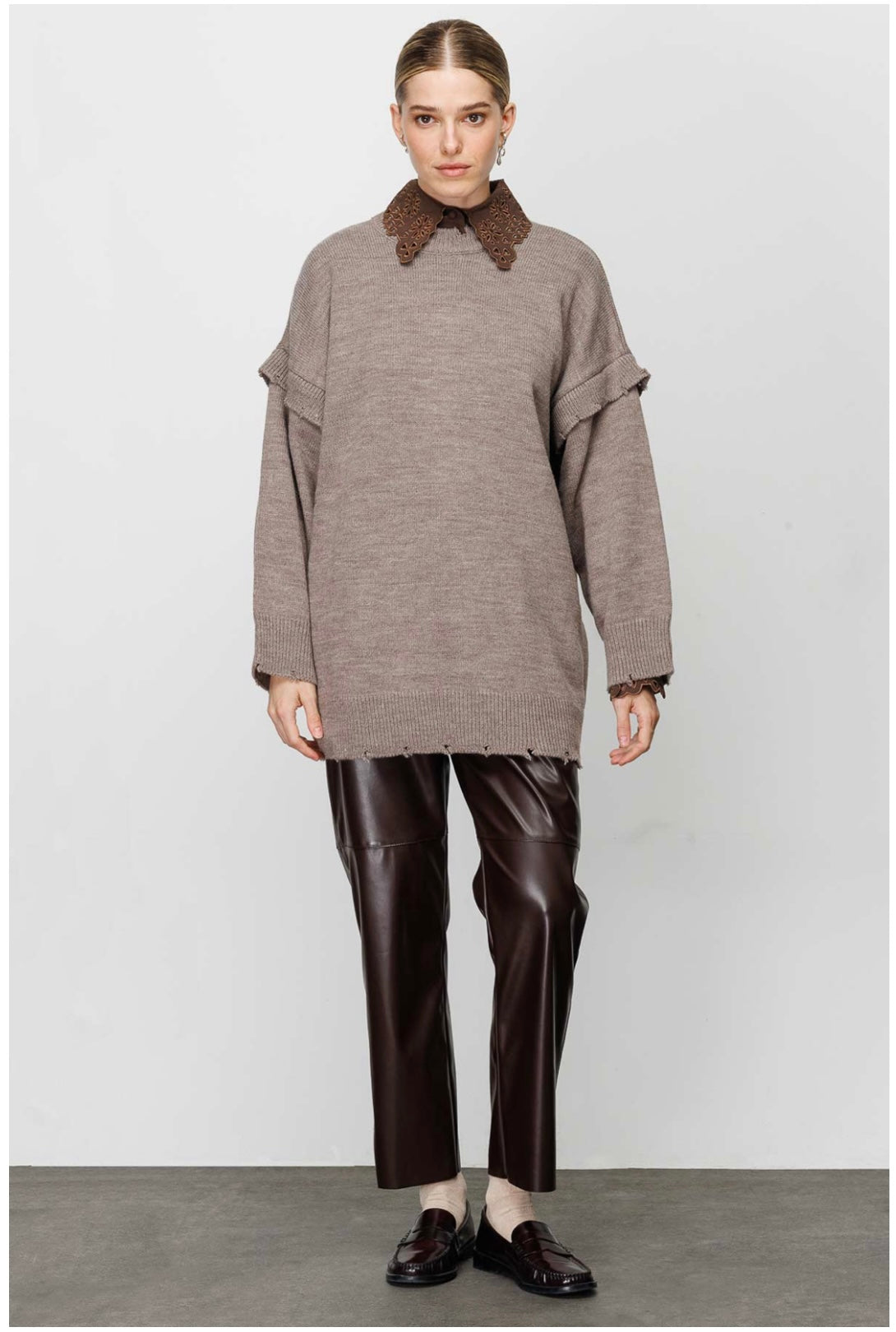 PULLOVER MIT ZERRISSENEM DETAIL