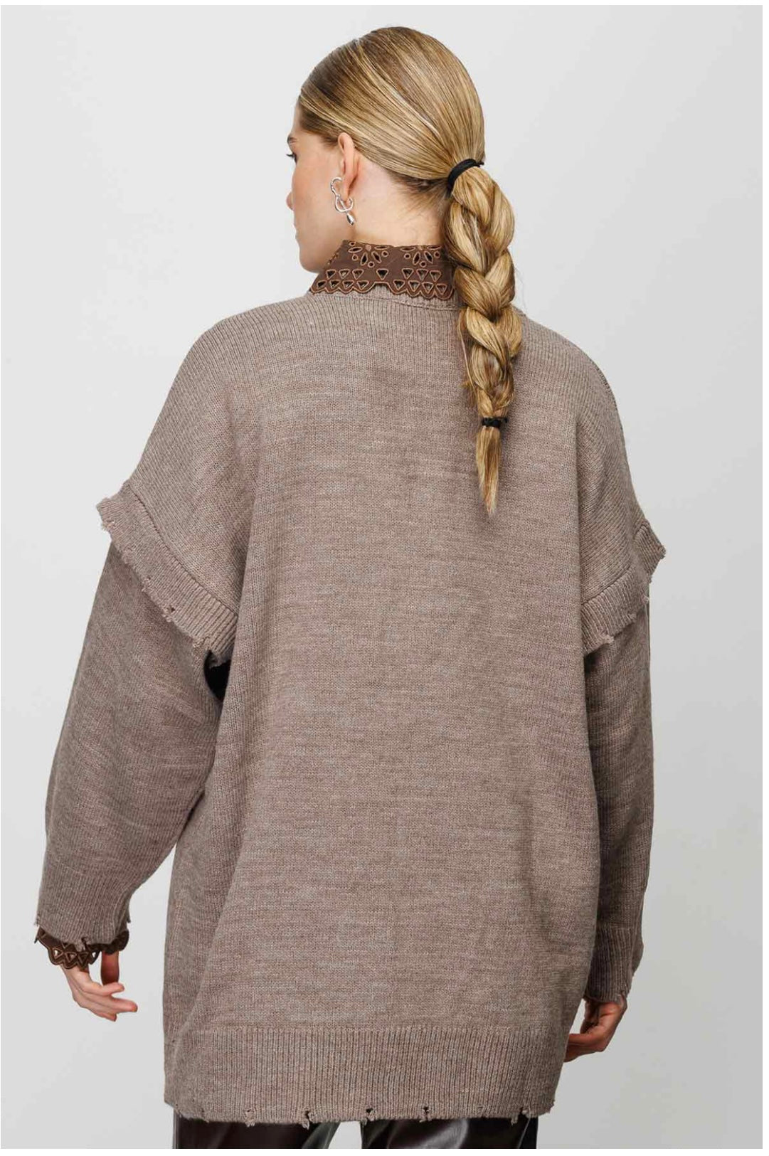 PULLOVER MIT ZERRISSENEM DETAIL