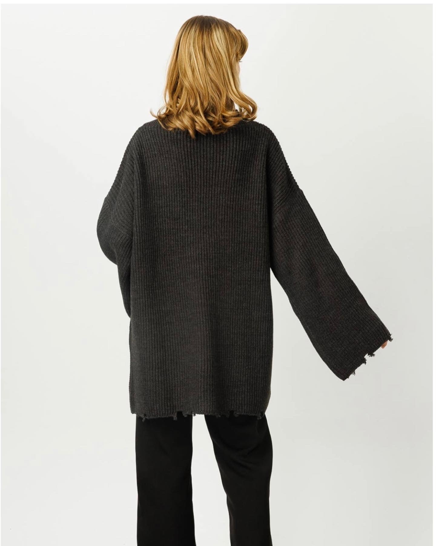 ZERLUMPT AUSSEHENDE STRICKJACKE