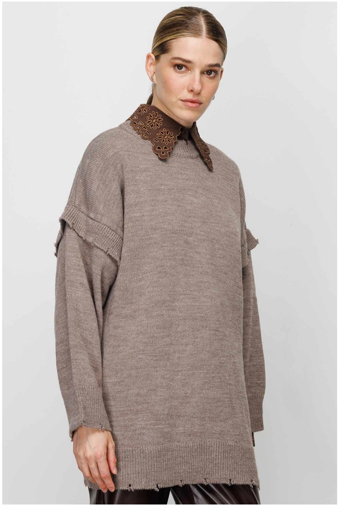 PULLOVER MIT ZERRISSENEM DETAIL