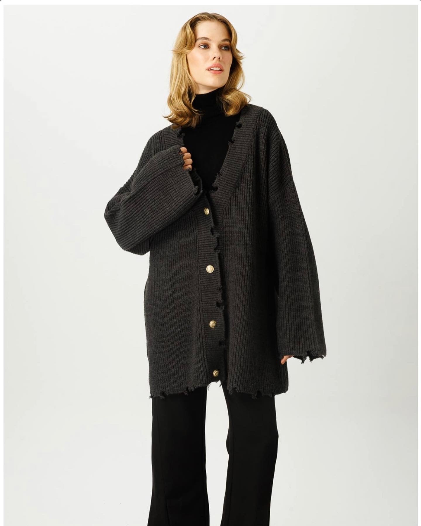 ZERLUMPT AUSSEHENDE STRICKJACKE