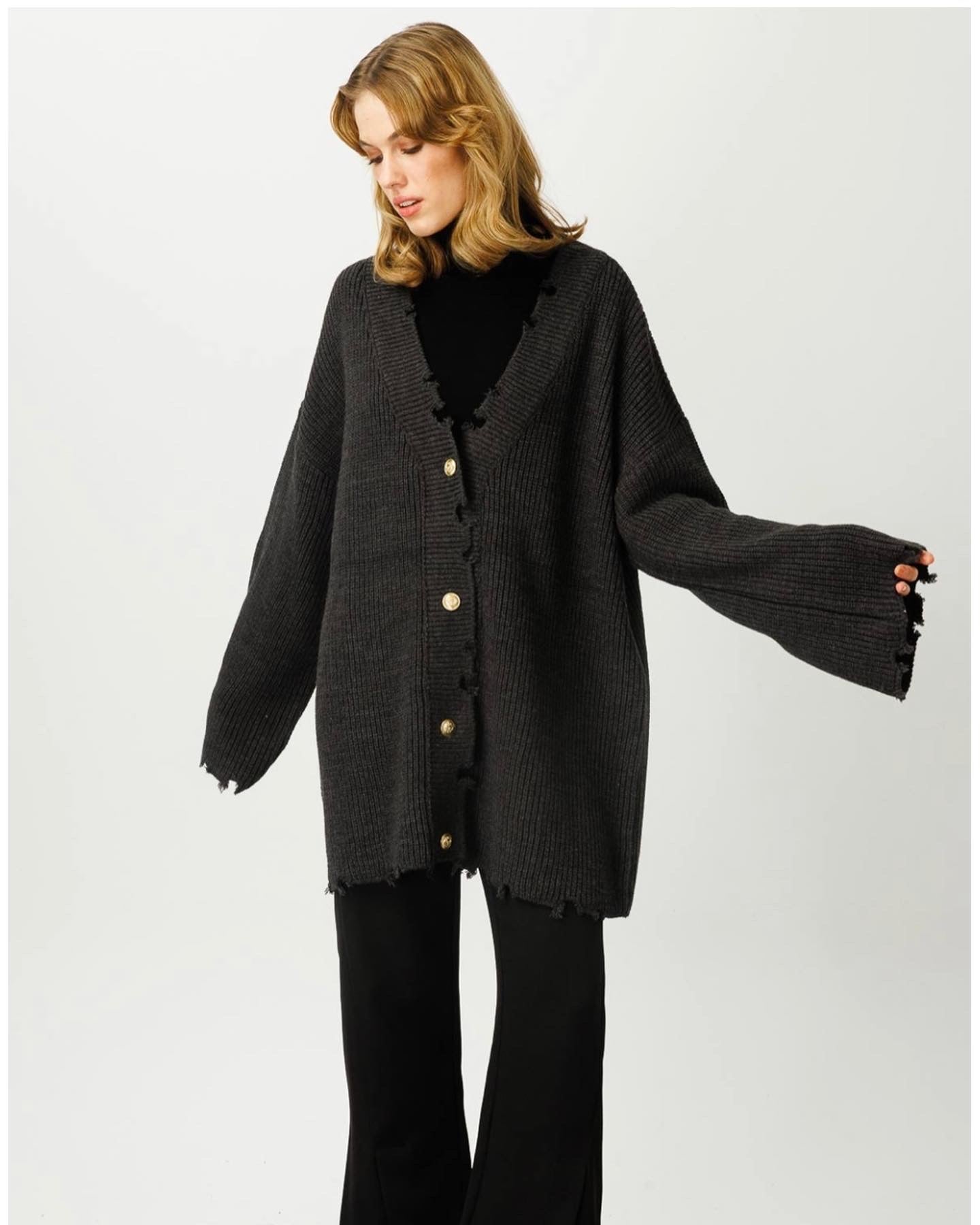 ZERLUMPT AUSSEHENDE STRICKJACKE